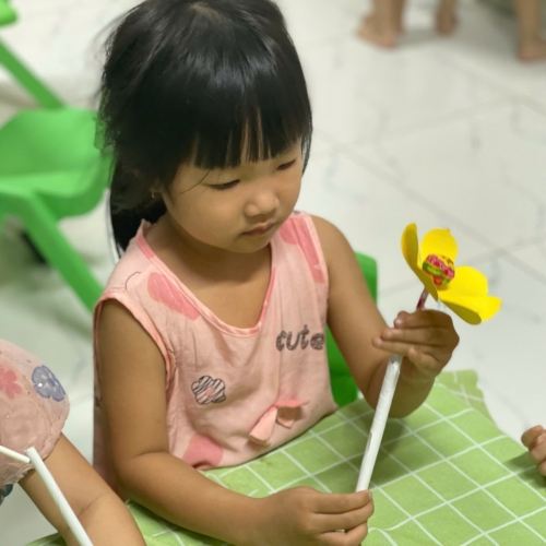 Bé làm đèn giao thông