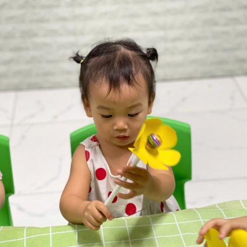 Bé làm đèn giao thông