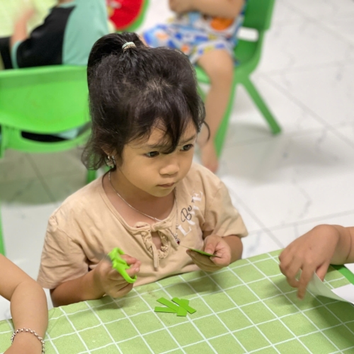 Bé làm đèn giao thông