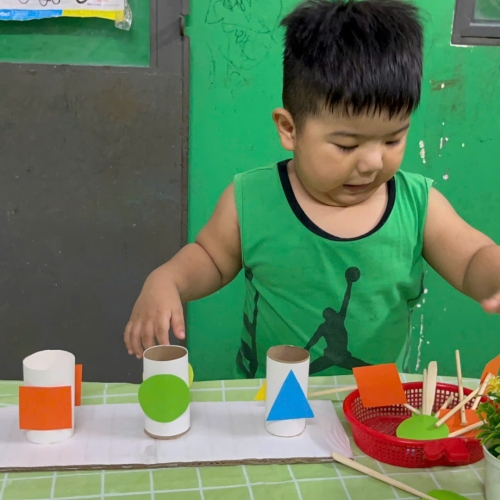 Lớp mầm phân biệt hình học