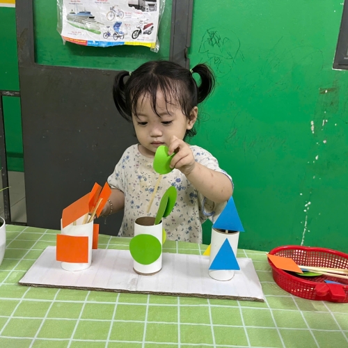 Lớp mầm phân biệt hình học