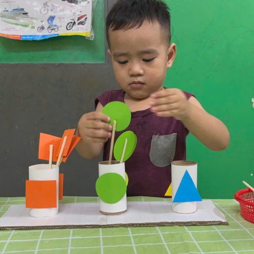 Lớp mầm phân biệt hình học