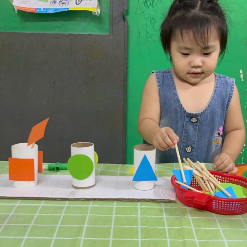 Lớp mầm phân biệt hình học