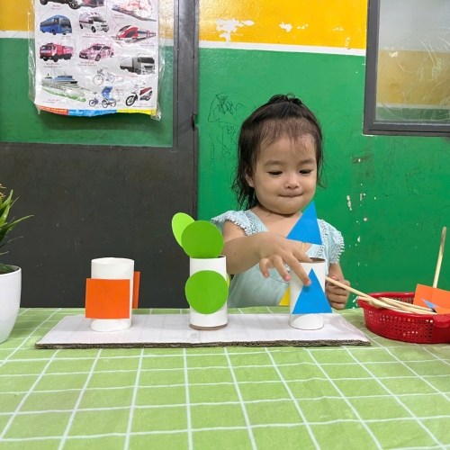 Lớp mầm phân biệt hình học