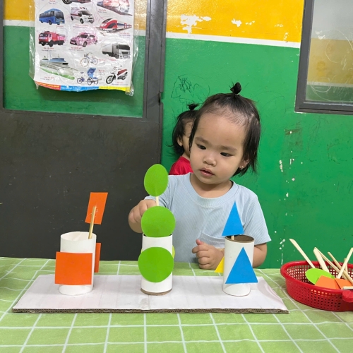 Lớp mầm phân biệt hình học