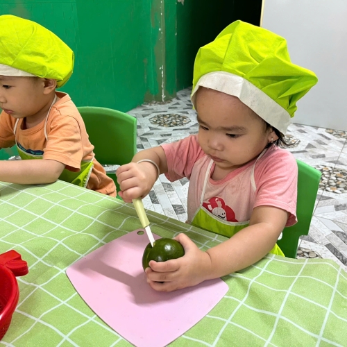 Bé trải nghiệm vắt nước cam