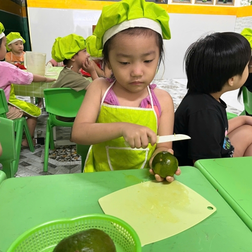 Bé trải nghiệm vắt nước cam