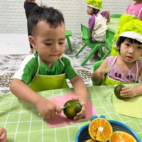 Bé trải nghiệm vắt nước cam