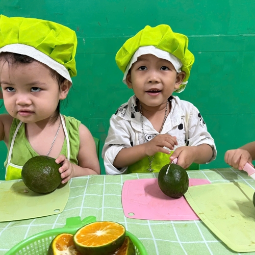 Bé trải nghiệm vắt nước cam