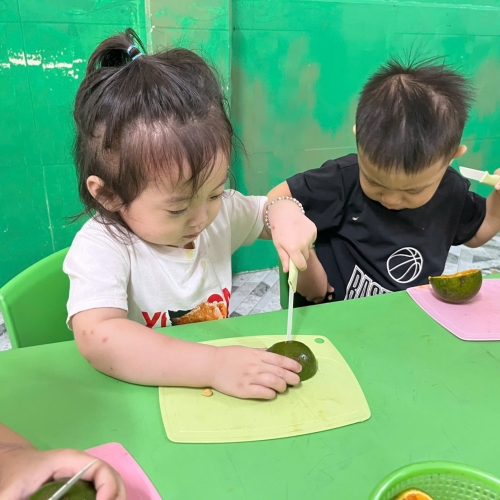 Bé trải nghiệm vắt nước cam