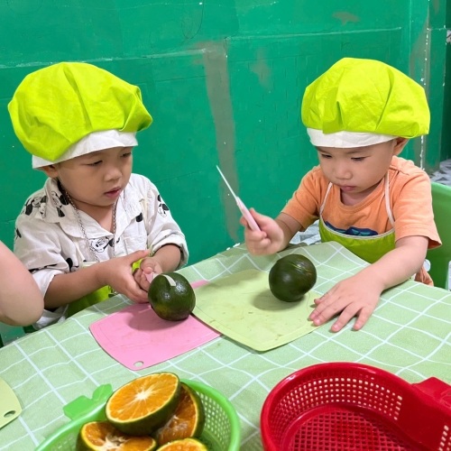 Bé trải nghiệm vắt nước cam