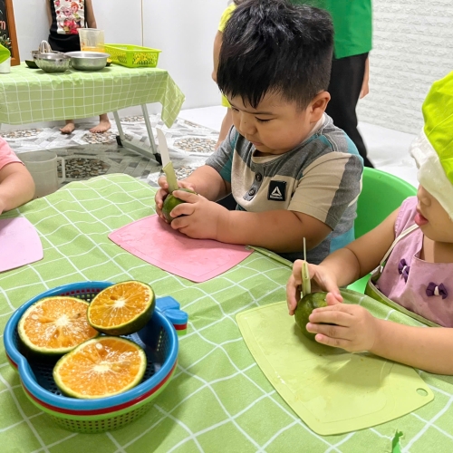 Bé trải nghiệm vắt nước cam