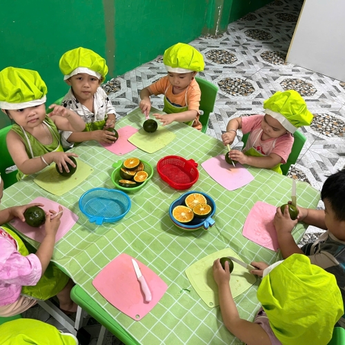 Bé trải nghiệm vắt nước cam