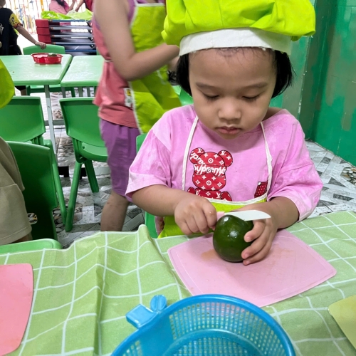 Bé trải nghiệm vắt nước cam