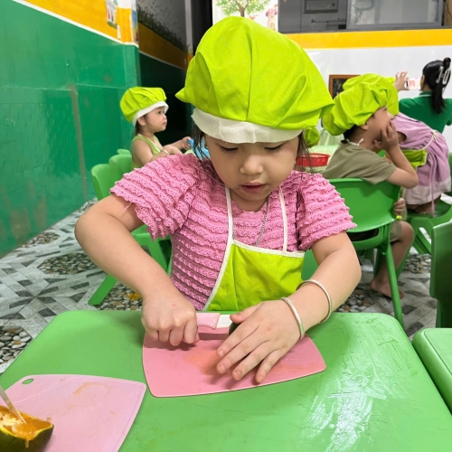 Bé trải nghiệm vắt nước cam