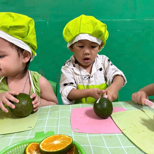 Bé trải nghiệm vắt nước cam