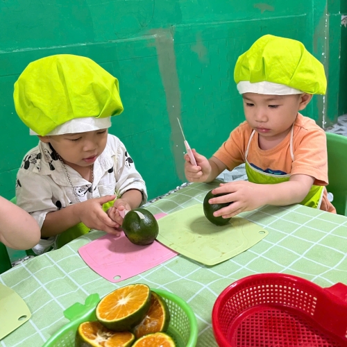 Bé trải nghiệm vắt nước cam