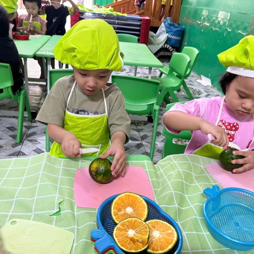 Bé trải nghiệm vắt nước cam