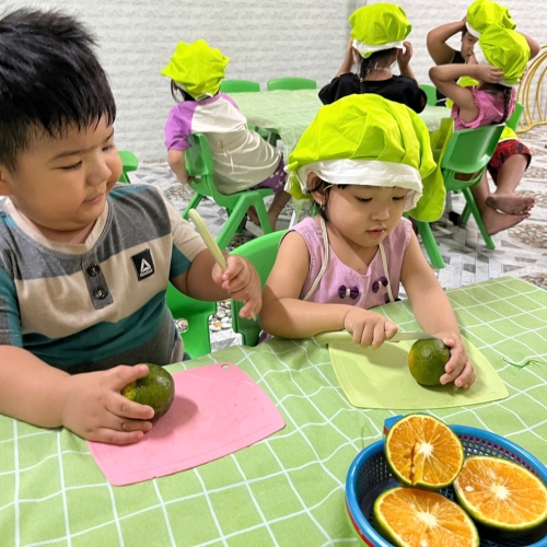 Bé trải nghiệm vắt nước cam