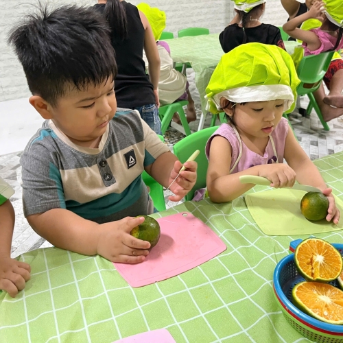 Bé trải nghiệm vắt nước cam