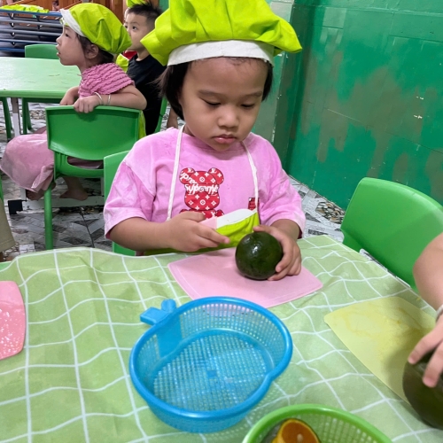 Bé trải nghiệm vắt nước cam