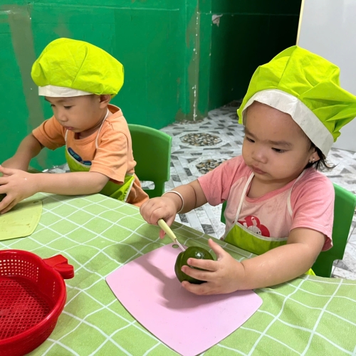 Bé trải nghiệm vắt nước cam