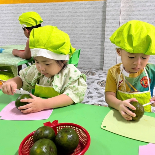 Bé trải nghiệm vắt nước cam