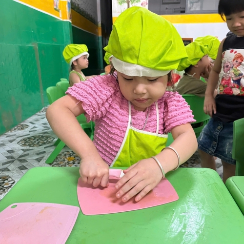 Bé trải nghiệm vắt nước cam