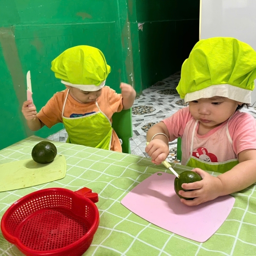 Bé trải nghiệm vắt nước cam