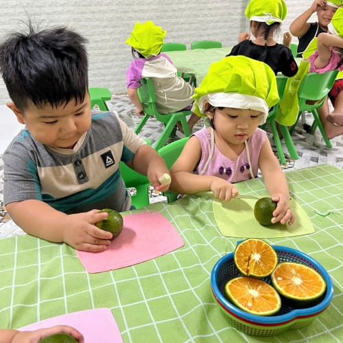 Bé trải nghiệm vắt nước cam