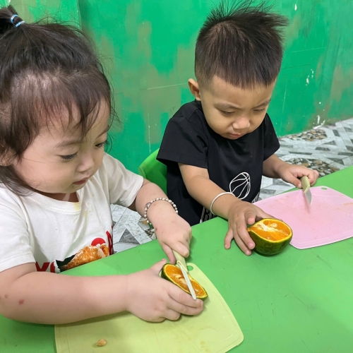 Bé trải nghiệm vắt nước cam