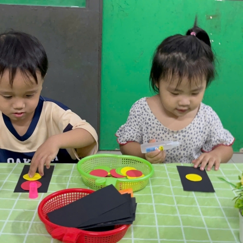 Bé làm đèn giao thông