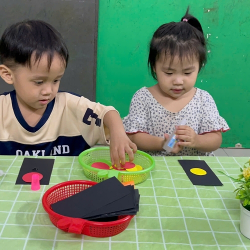 Bé làm đèn giao thông