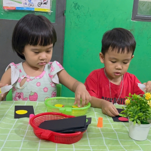 Bé làm đèn giao thông