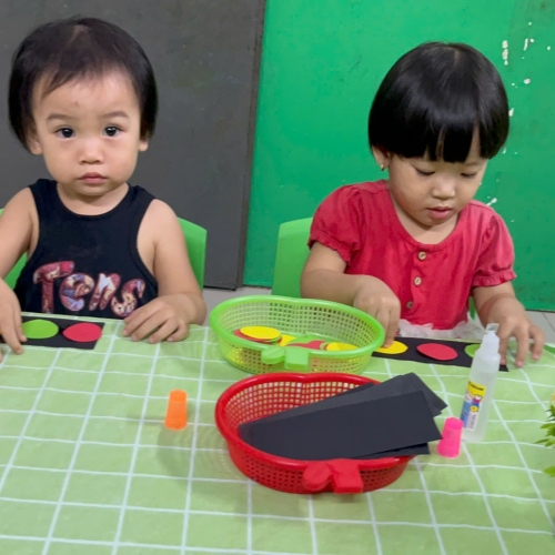 Bé làm đèn giao thông