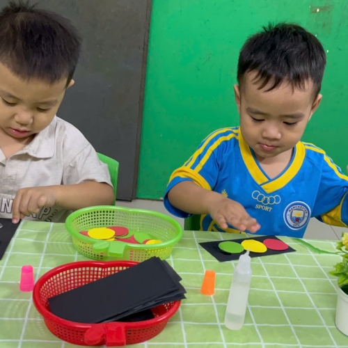 Bé làm đèn giao thông