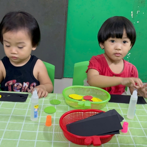 Bé làm đèn giao thông