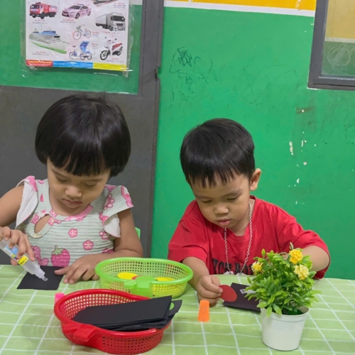 Bé làm đèn giao thông