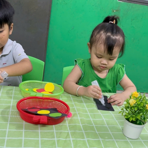 Bé làm đèn giao thông