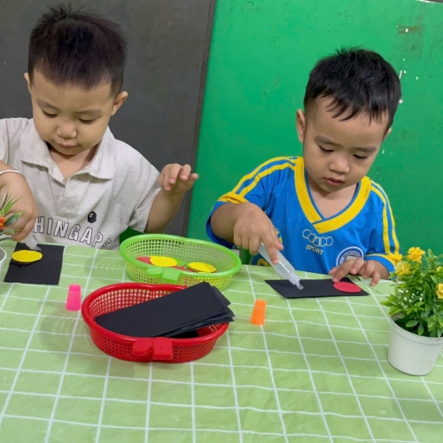 Bé làm đèn giao thông