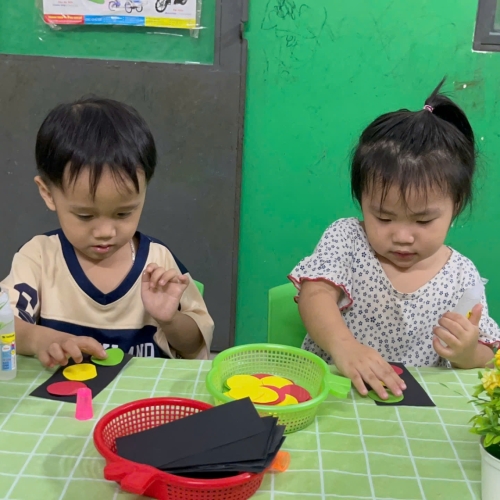 Bé làm đèn giao thông