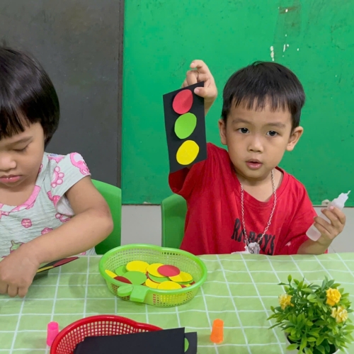 Bé làm đèn giao thông