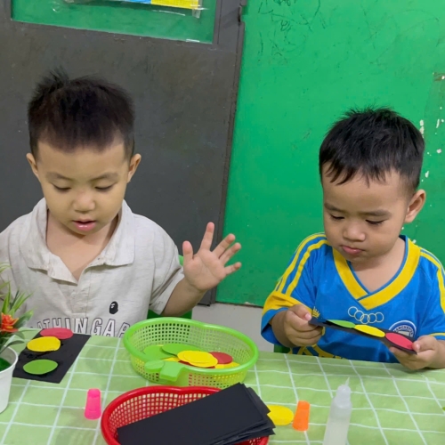 Bé làm đèn giao thông