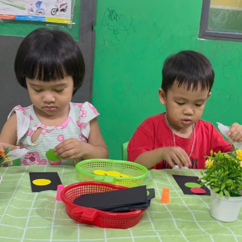 Bé làm đèn giao thông