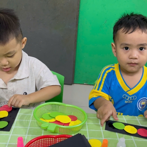 Bé làm đèn giao thông