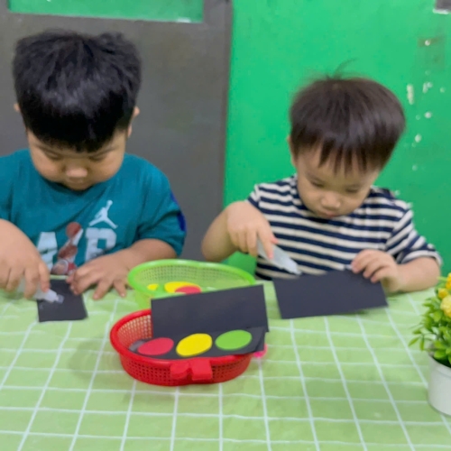 Bé làm đèn giao thông