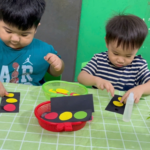 Bé làm đèn giao thông