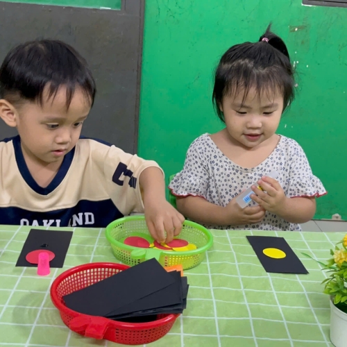 Bé làm đèn giao thông