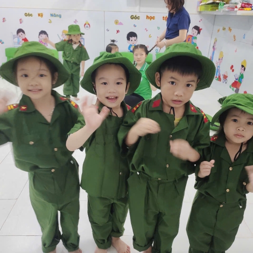 Diễn tập làm cô chú bộ đội