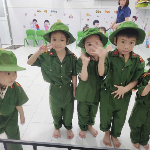 Diễn tập làm cô chú bộ đội